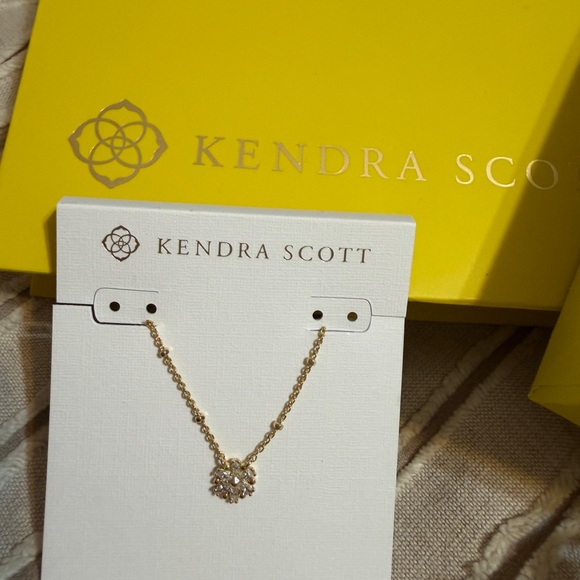 Kendra Scott Mylah Gold Short Pendant Necklace - Picture 3 of 4